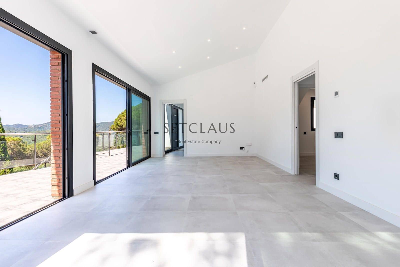 5 soverom Villa til salgs i Vallromanes med svømmebasseng garasje - € 790 000 (Ref: 9072902)