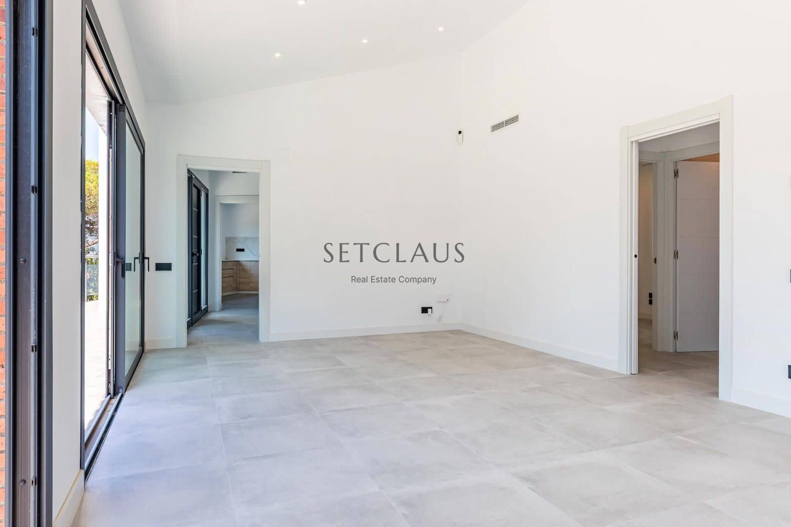 5 soverom Villa til salgs i Vallromanes med svømmebasseng garasje - € 790 000 (Ref: 9072902)