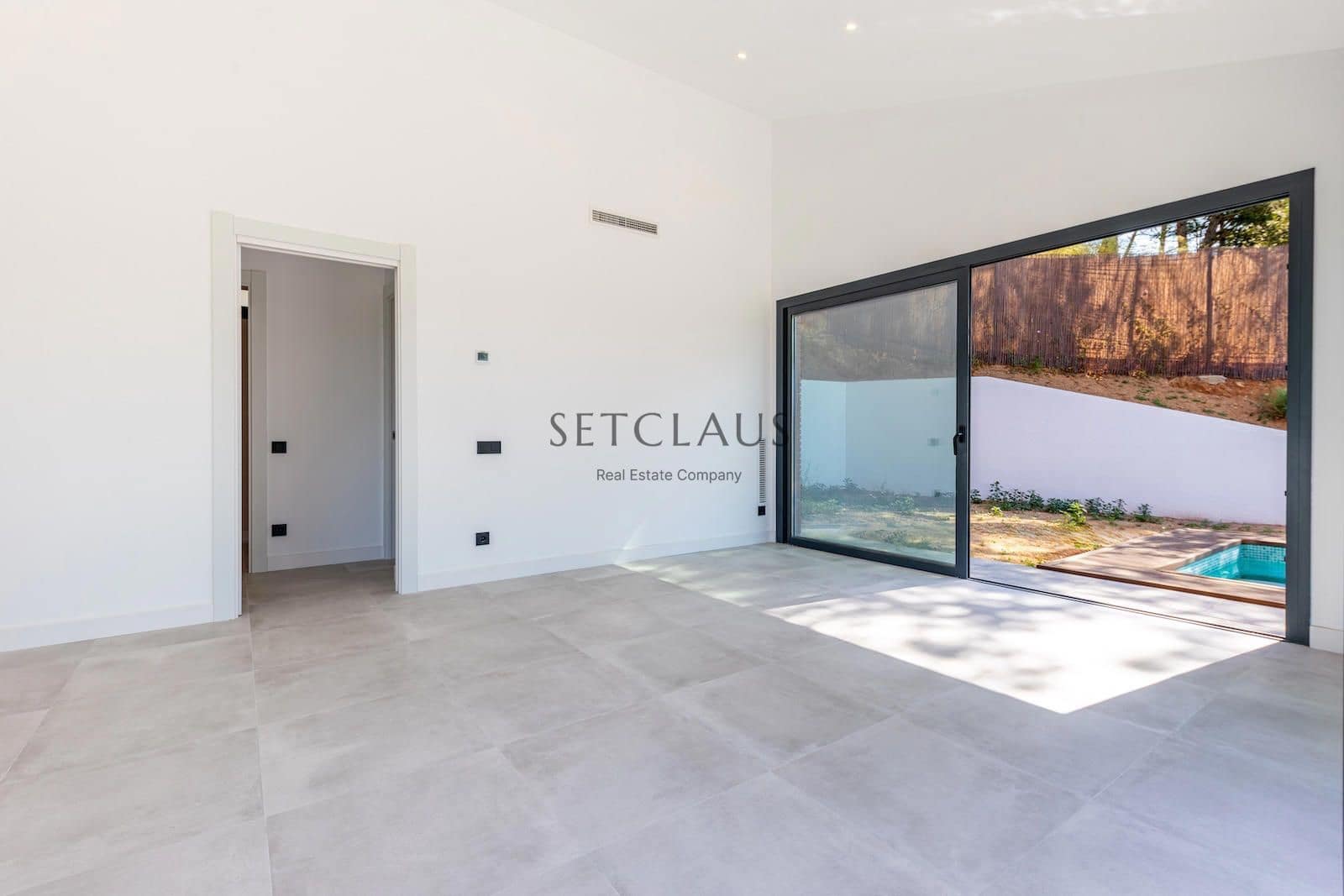 5 soverom Villa til salgs i Vallromanes med svømmebasseng garasje - € 790 000 (Ref: 9072902)