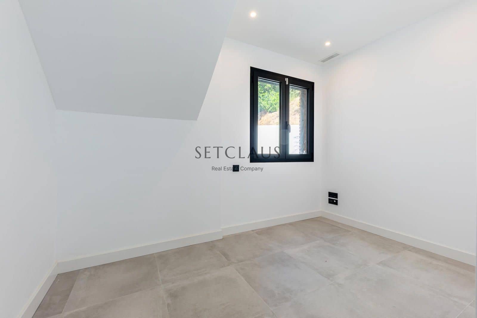 5 soverom Villa til salgs i Vallromanes med svømmebasseng garasje - € 790 000 (Ref: 9072902)