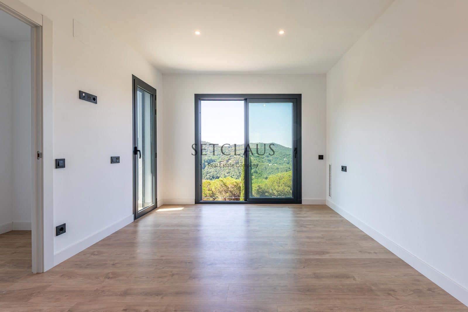 5 soverom Villa til salgs i Vallromanes med svømmebasseng garasje - € 790 000 (Ref: 9072902)