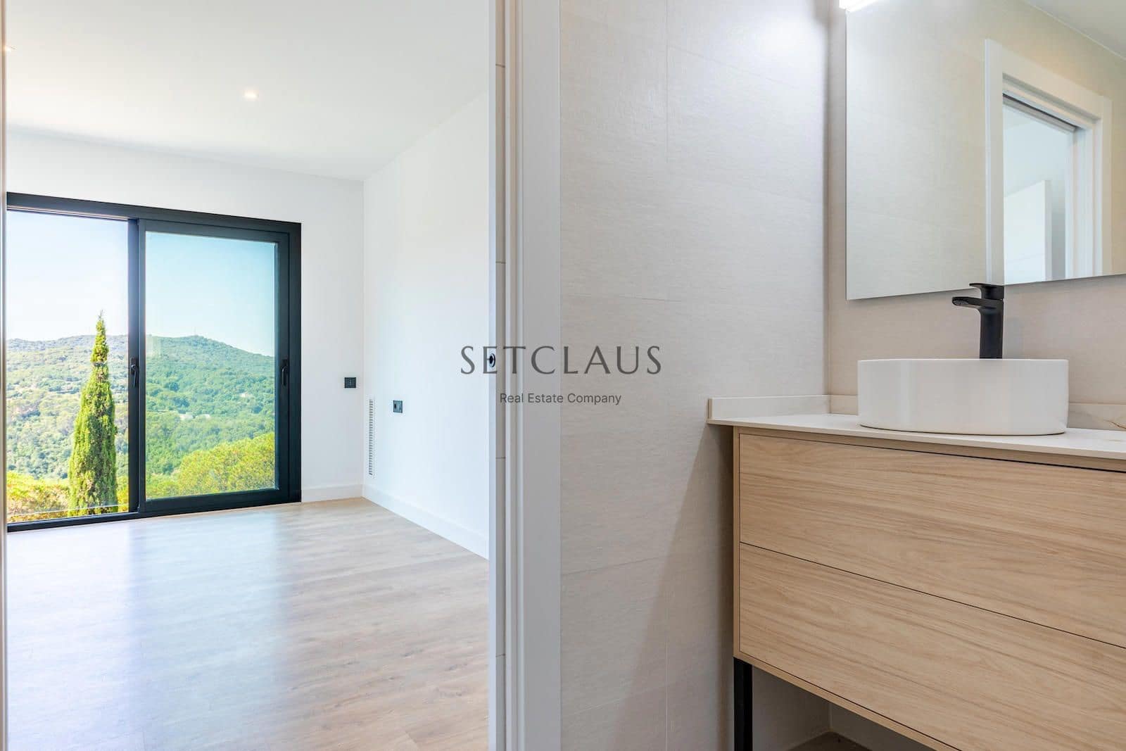 5 soverom Villa til salgs i Vallromanes med svømmebasseng garasje - € 790 000 (Ref: 9072902)