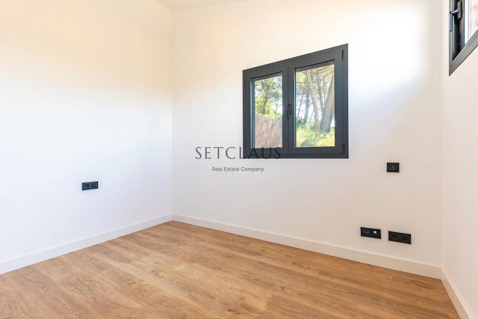 5 soverom Villa til salgs i Vallromanes med svømmebasseng garasje - € 790 000 (Ref: 9072902)