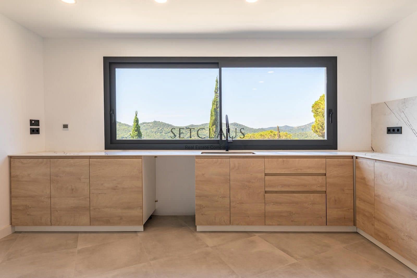 5 soverom Villa til salgs i Vallromanes med svømmebasseng garasje - € 790 000 (Ref: 9072902)