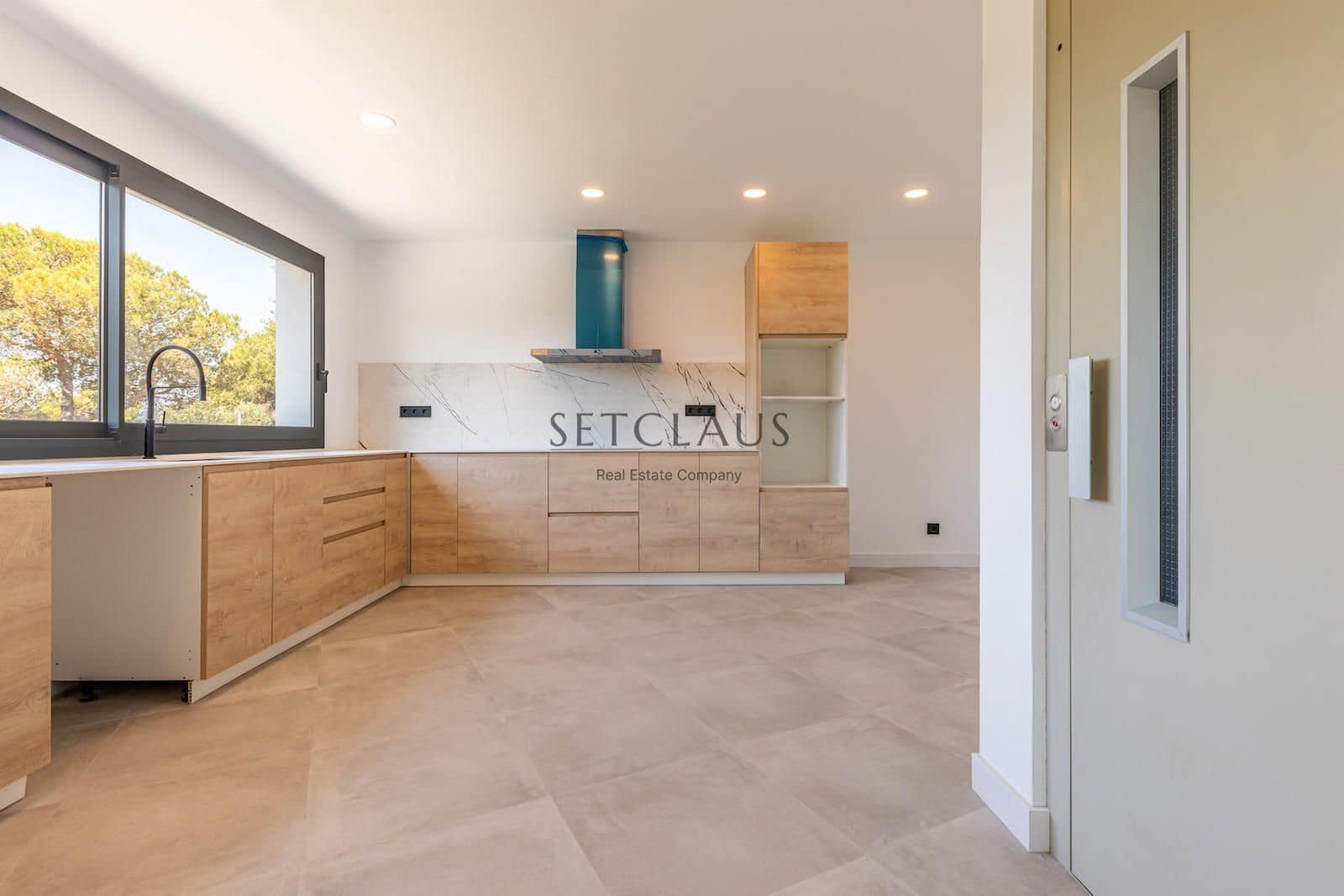 5 soverom Villa til salgs i Vallromanes med svømmebasseng garasje - € 790 000 (Ref: 9072902)