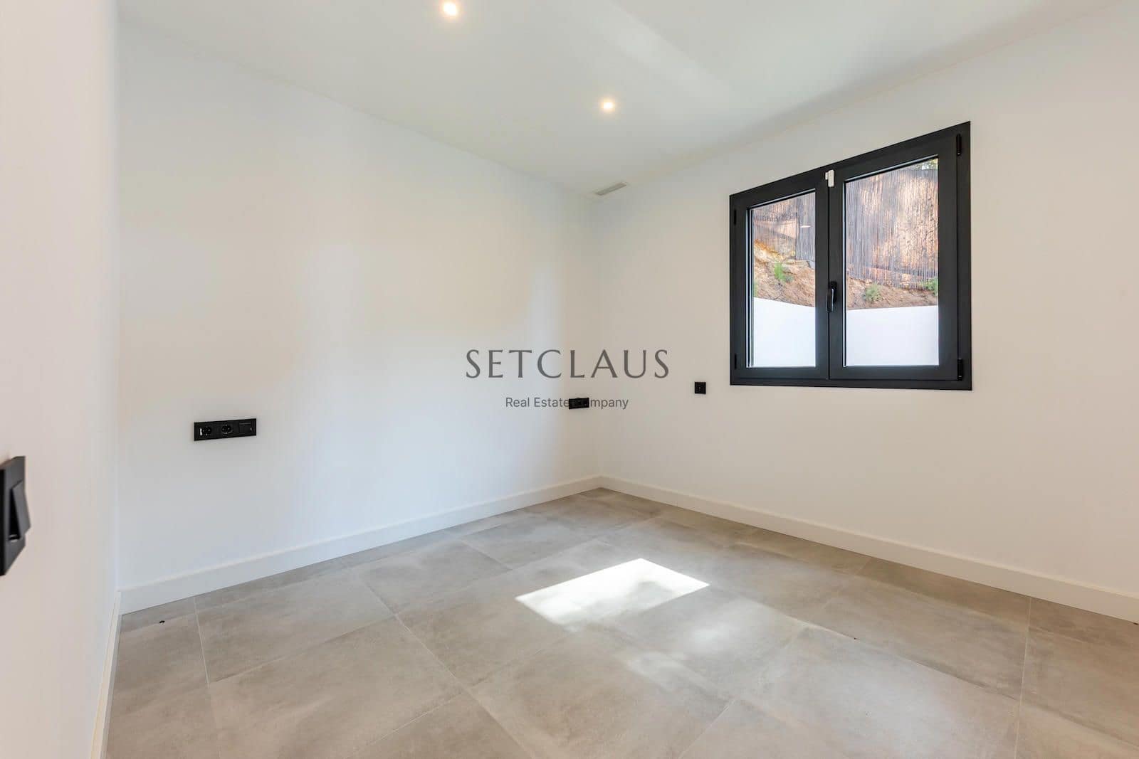 5 soverom Villa til salgs i Vallromanes med svømmebasseng garasje - € 790 000 (Ref: 9072902)