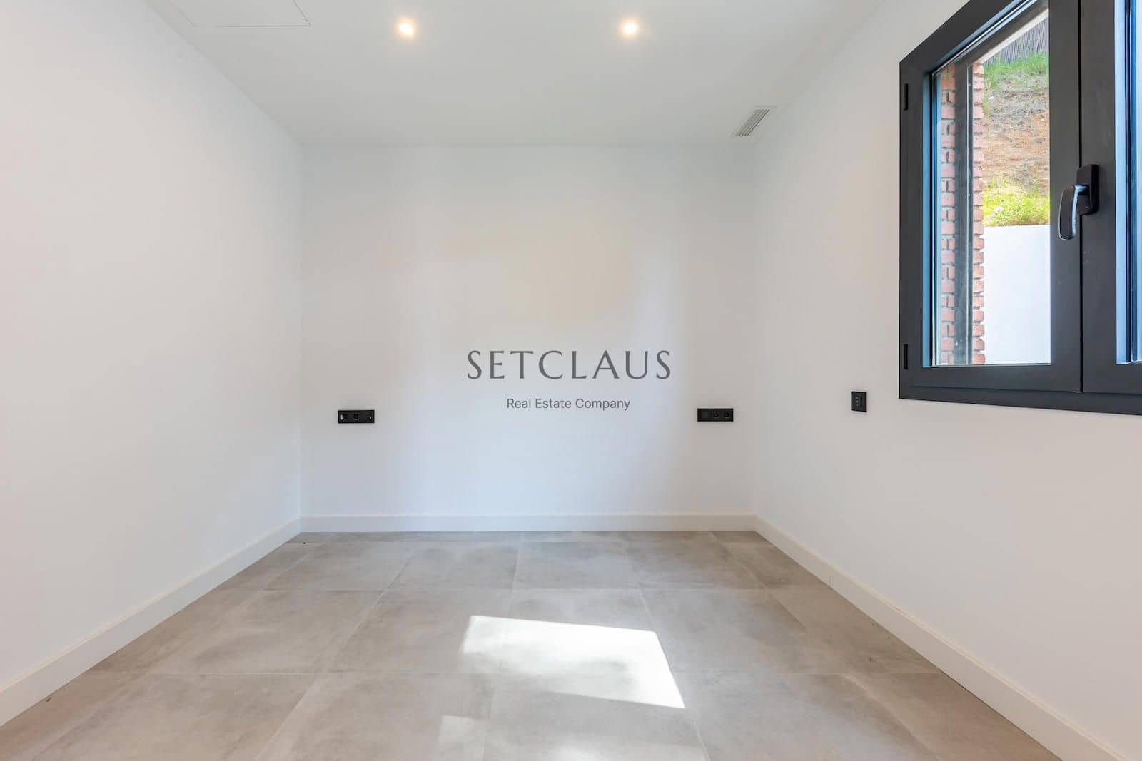 5 soverom Villa til salgs i Vallromanes med svømmebasseng garasje - € 790 000 (Ref: 9072902)