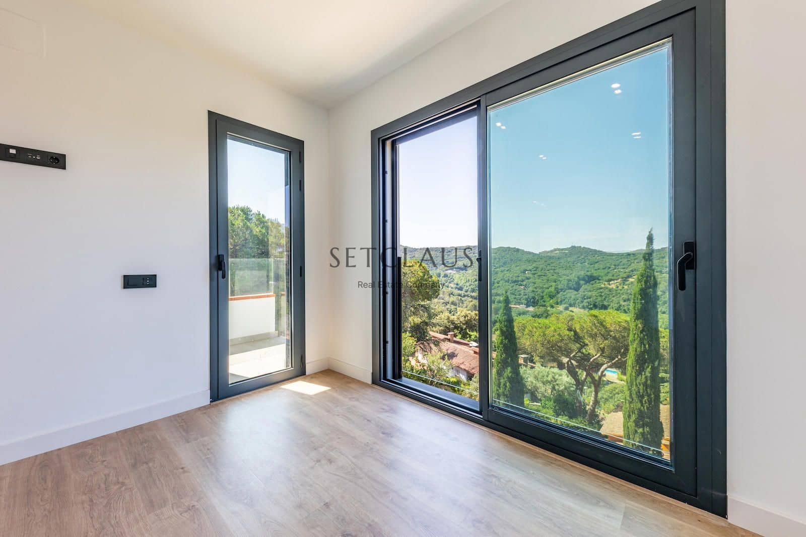 5 soverom Villa til salgs i Vallromanes med svømmebasseng garasje - € 790 000 (Ref: 9072902)