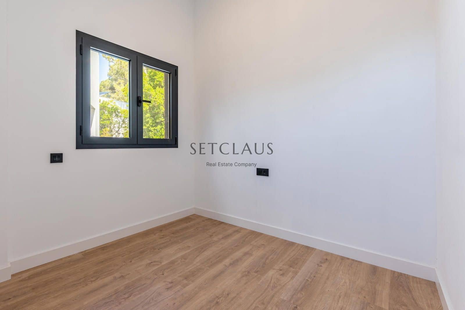 5 soverom Villa til salgs i Vallromanes med svømmebasseng garasje - € 790 000 (Ref: 9072902)