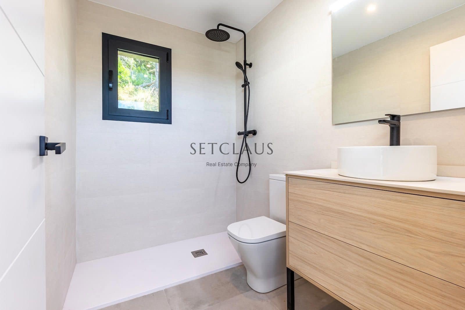 5 soverom Villa til salgs i Vallromanes med svømmebasseng garasje - € 790 000 (Ref: 9072902)