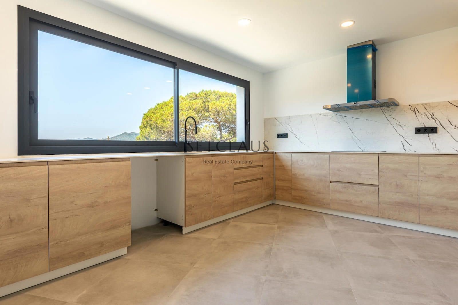 5 soverom Villa til salgs i Vallromanes med svømmebasseng garasje - € 790 000 (Ref: 9072902)