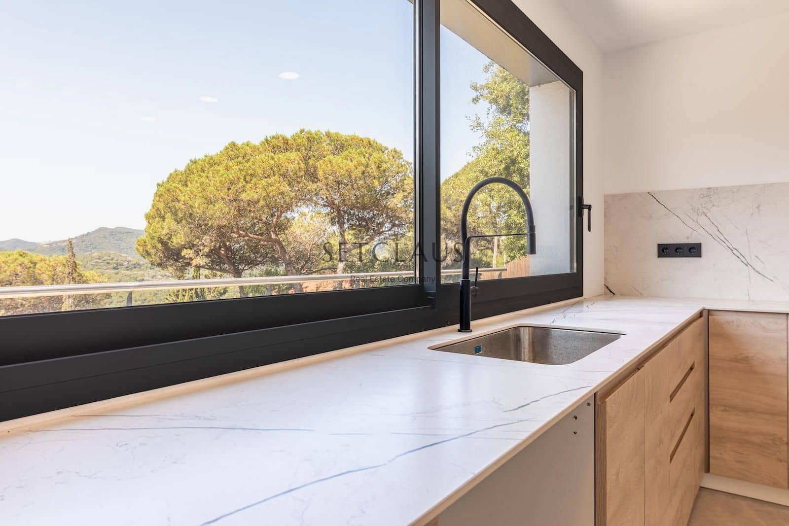 5 soverom Villa til salgs i Vallromanes med svømmebasseng garasje - € 790 000 (Ref: 9072902)