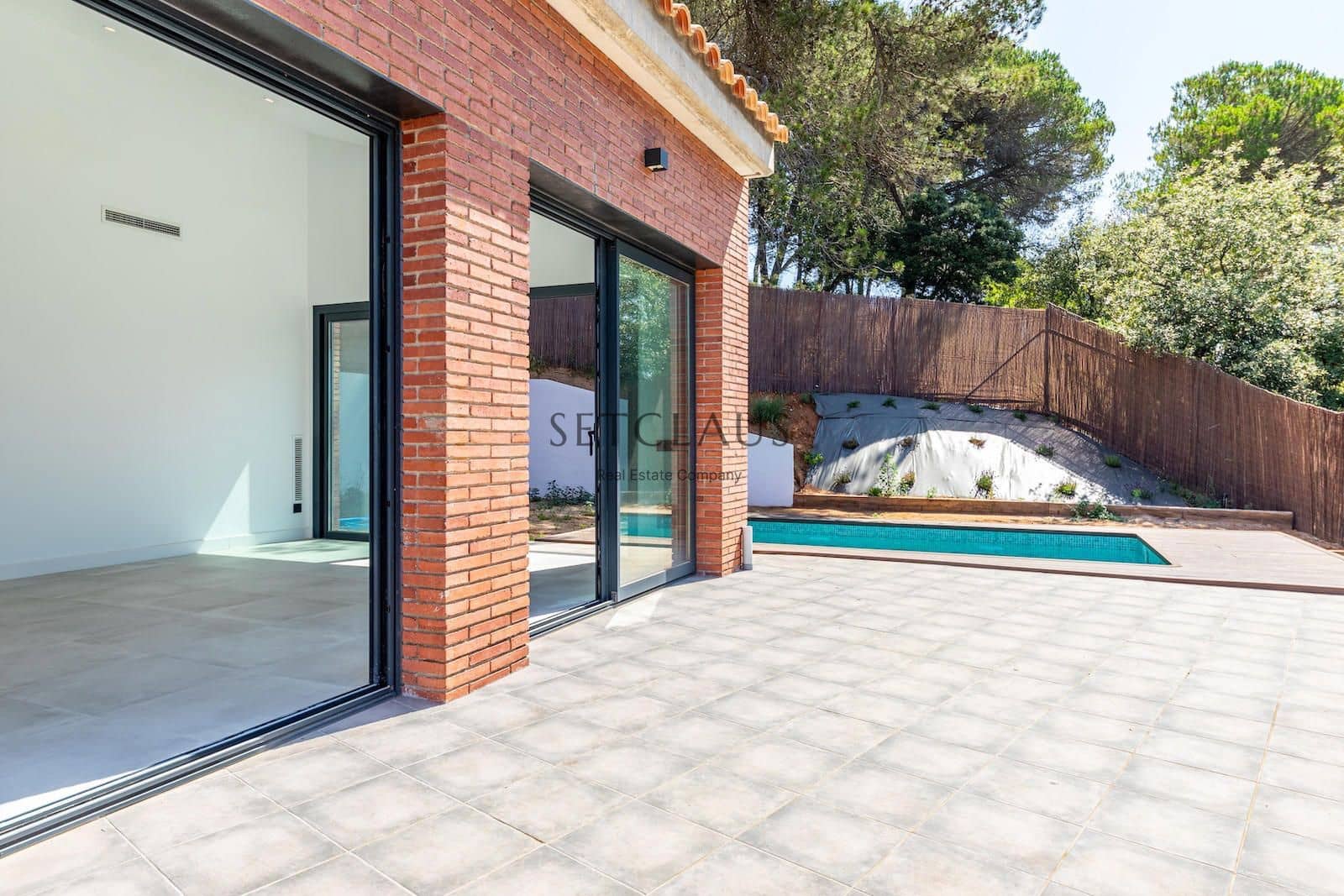 5 soverom Villa til salgs i Vallromanes med svømmebasseng garasje - € 790 000 (Ref: 9072902)