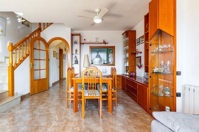 4 bedroom Townhouse for sale in El Masnou with garage - € 630,000 (Ref: 9275188)