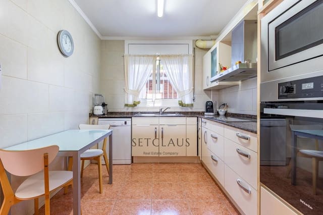 4 bedroom Townhouse for sale in El Masnou with garage - € 630,000 (Ref: 9275188)