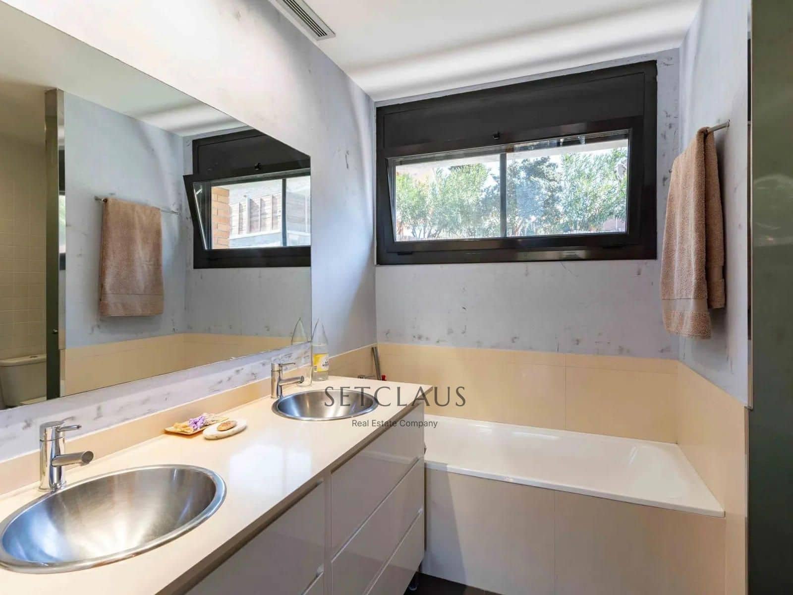 5 bedroom Villa for sale in Alella with pool garage - € 1,100,000 (Ref: 9345704)