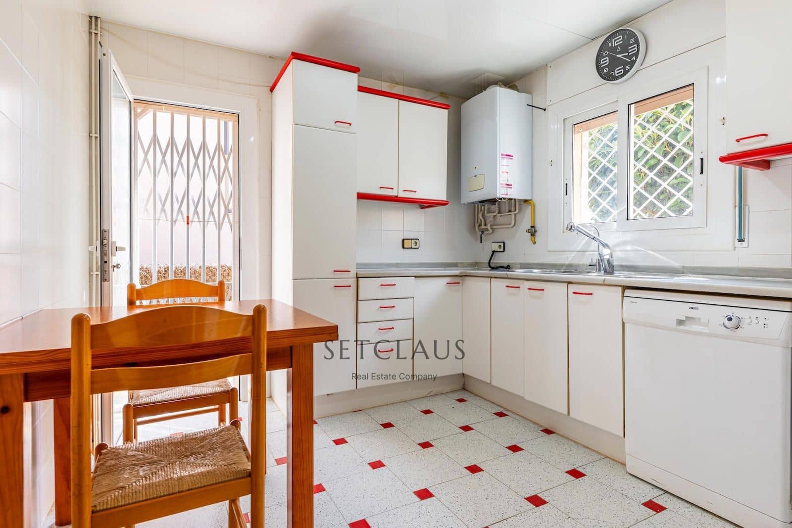 4 bedroom Villa for sale in Alella with garage - € 565,000 (Ref: 9373937)