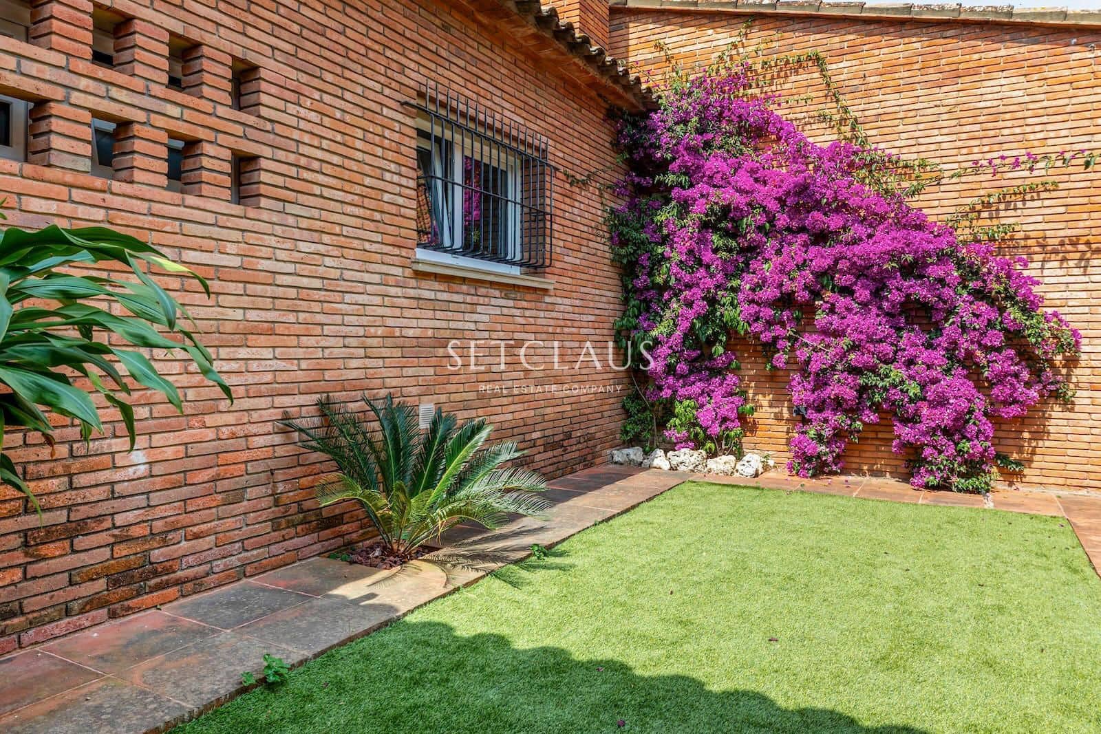 5 bedroom Villa for sale in Premia de Dalt with garage - € 995,000 (Ref: 9496470)