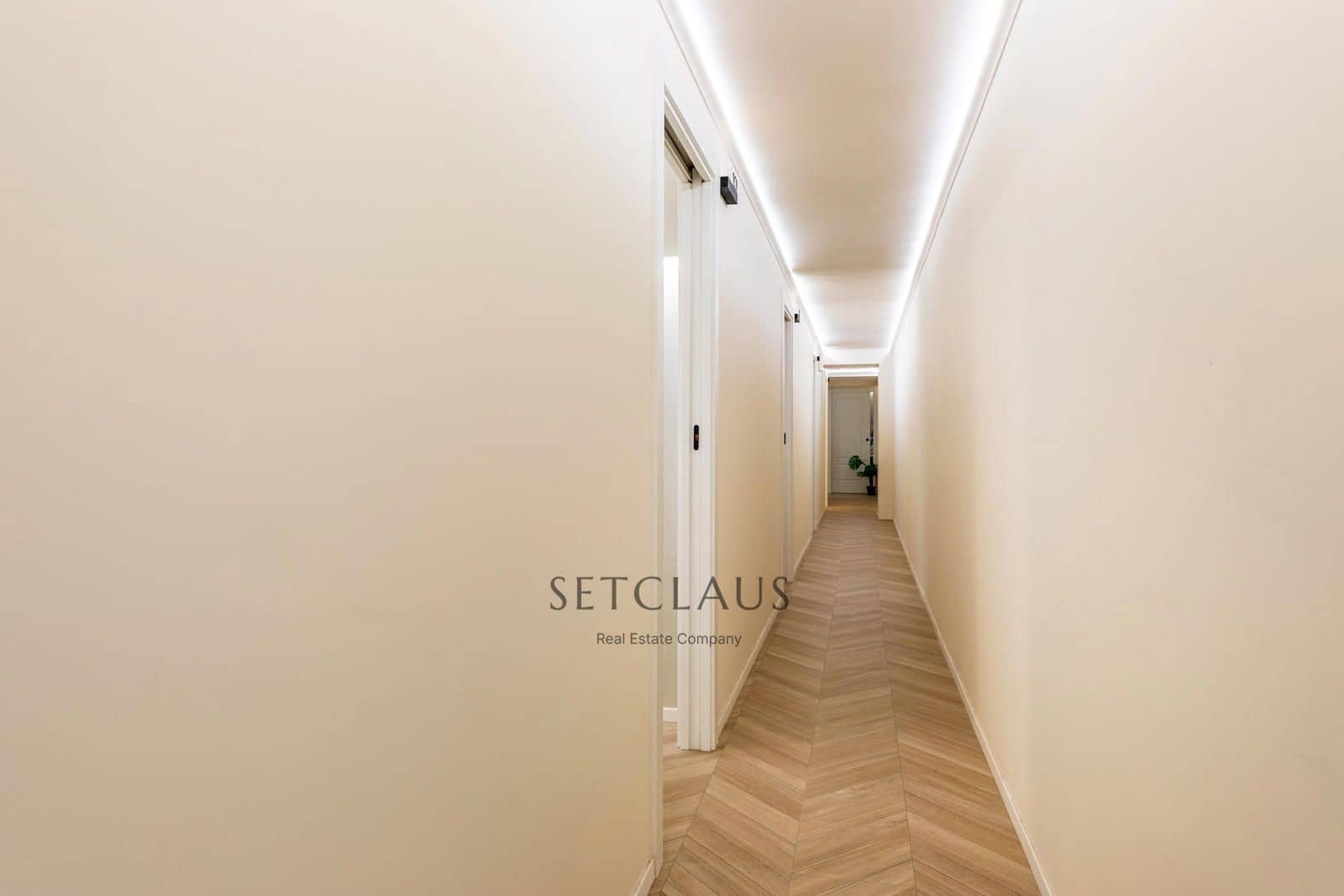 Commercial for sale in Barcelona city - € 595,000 (Ref: 9517973)