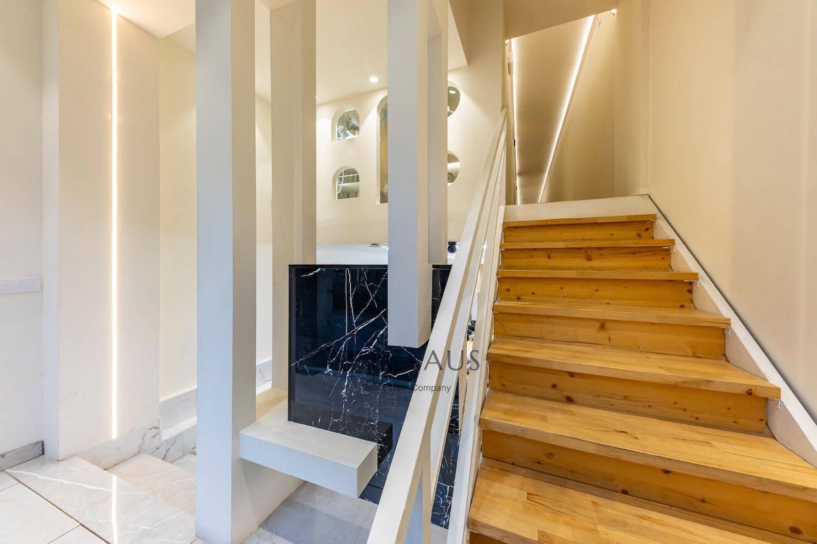 Commercial for sale in Barcelona city - € 595,000 (Ref: 9517973)