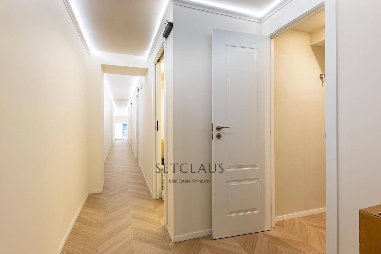 Commercial for sale in Barcelona city - € 595,000 (Ref: 9517973)