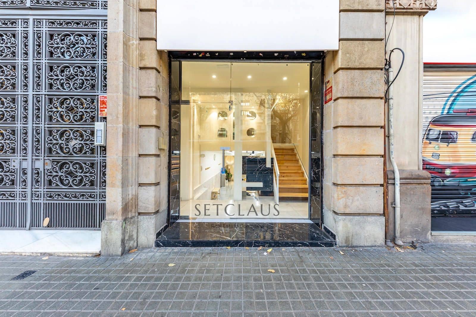 Commercial for sale in Barcelona city - € 595,000 (Ref: 9517973)