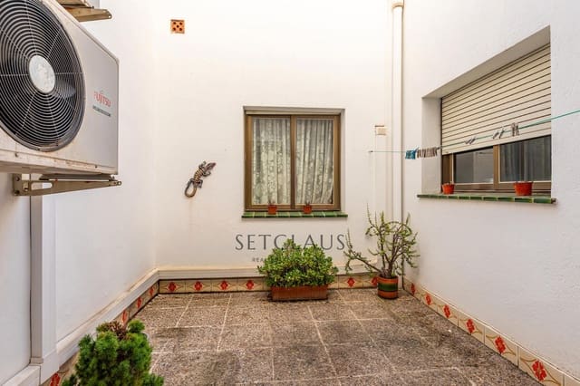 4 bedroom Villa for sale in El Masnou - € 698,000 (Ref: 9542498)