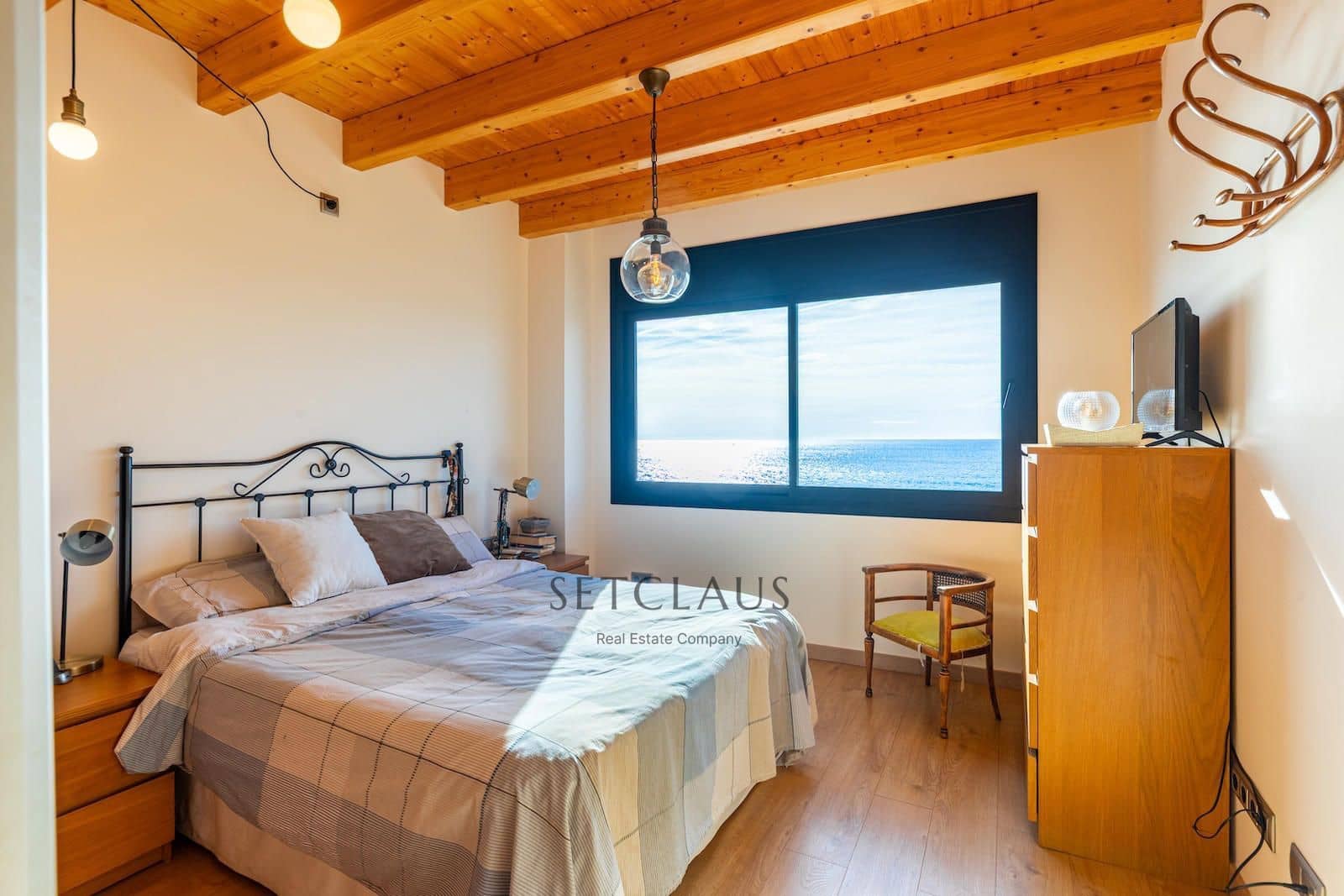 4 bedroom Townhouse for sale in El Masnou with garage - € 799,000 (Ref: 9606840)