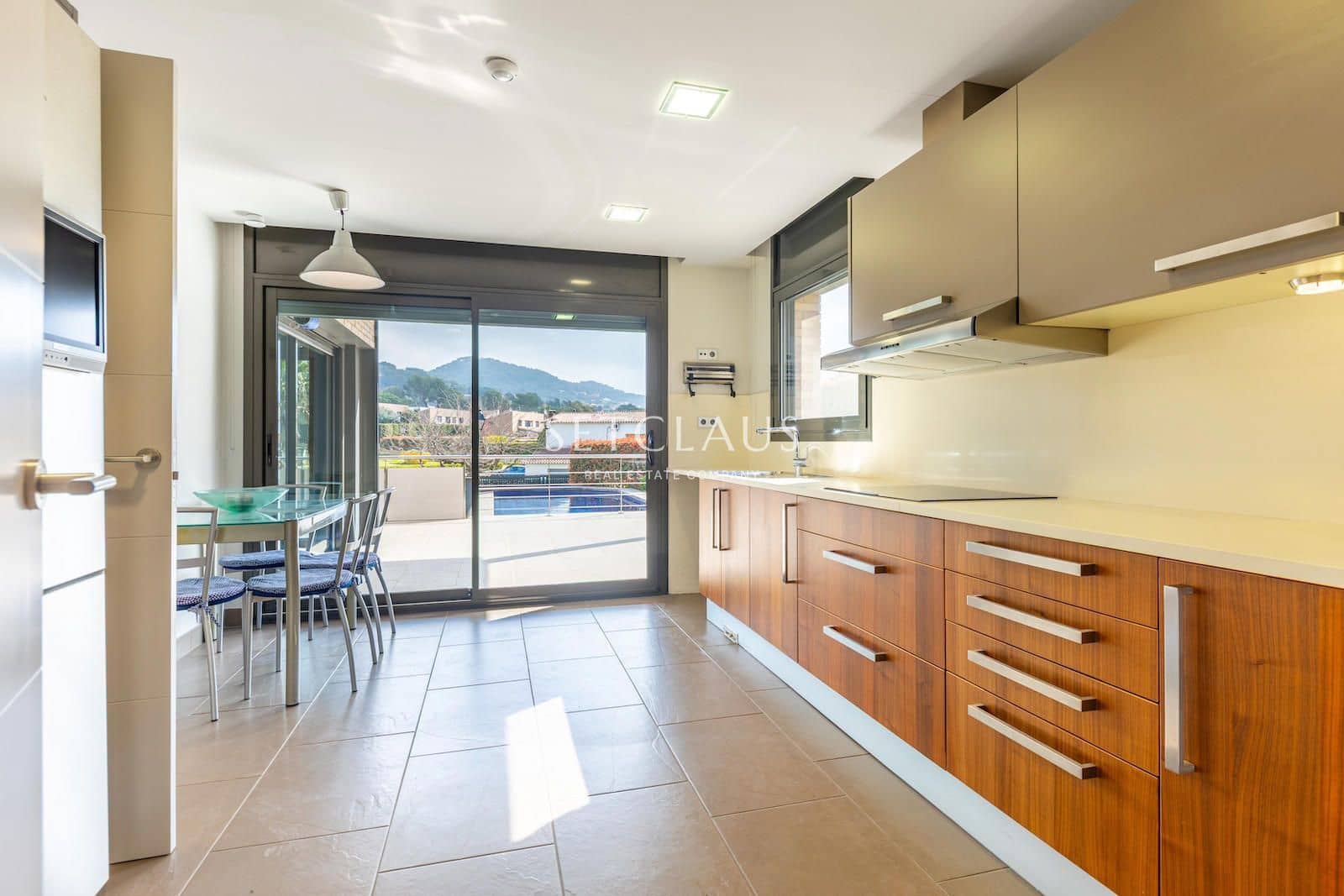 5 bedroom Villa for sale in Vallromanes with pool garage - € 1,150,000 (Ref: 9697831)