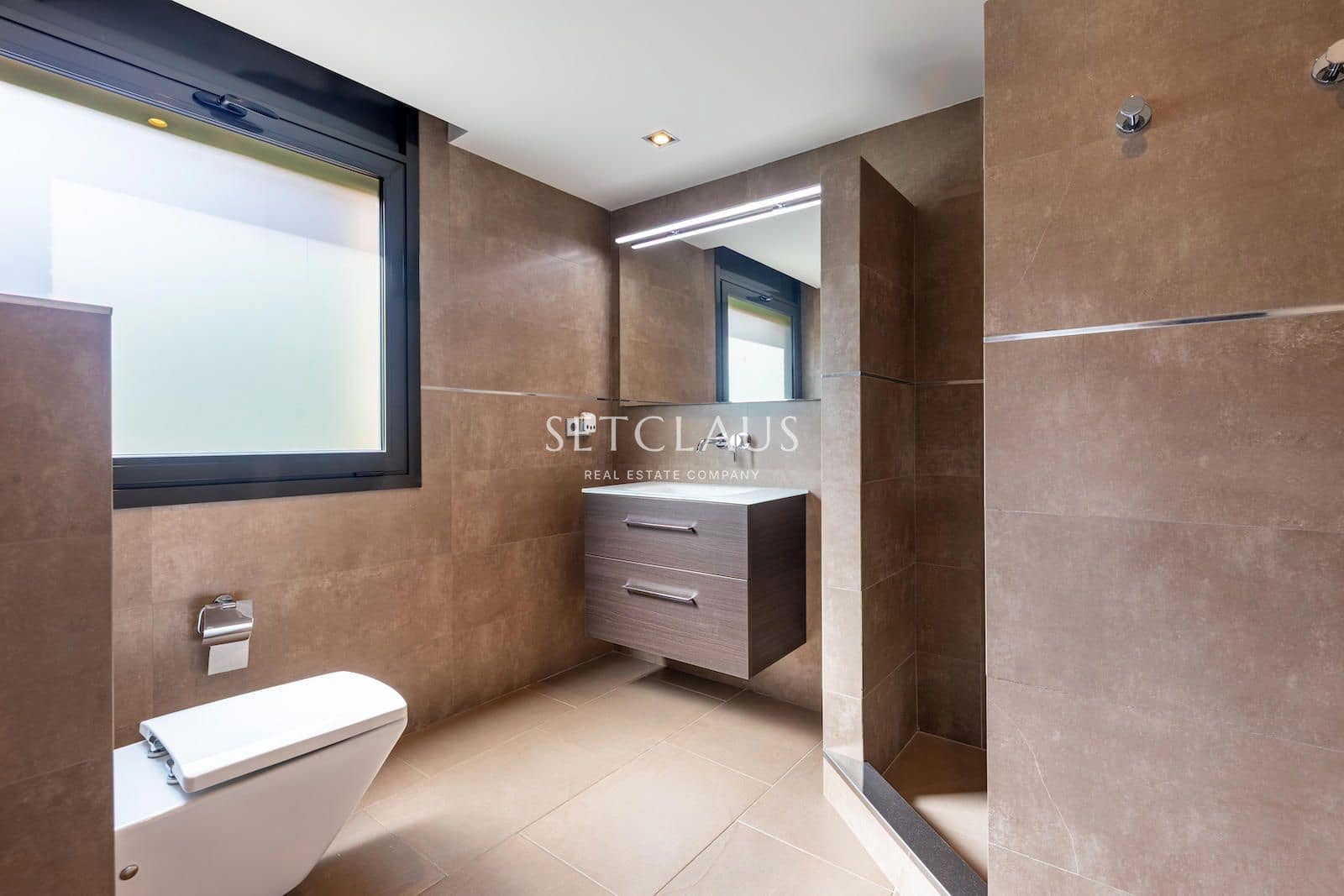 5 bedroom Villa for sale in Vallromanes with pool garage - € 1,150,000 (Ref: 9697831)