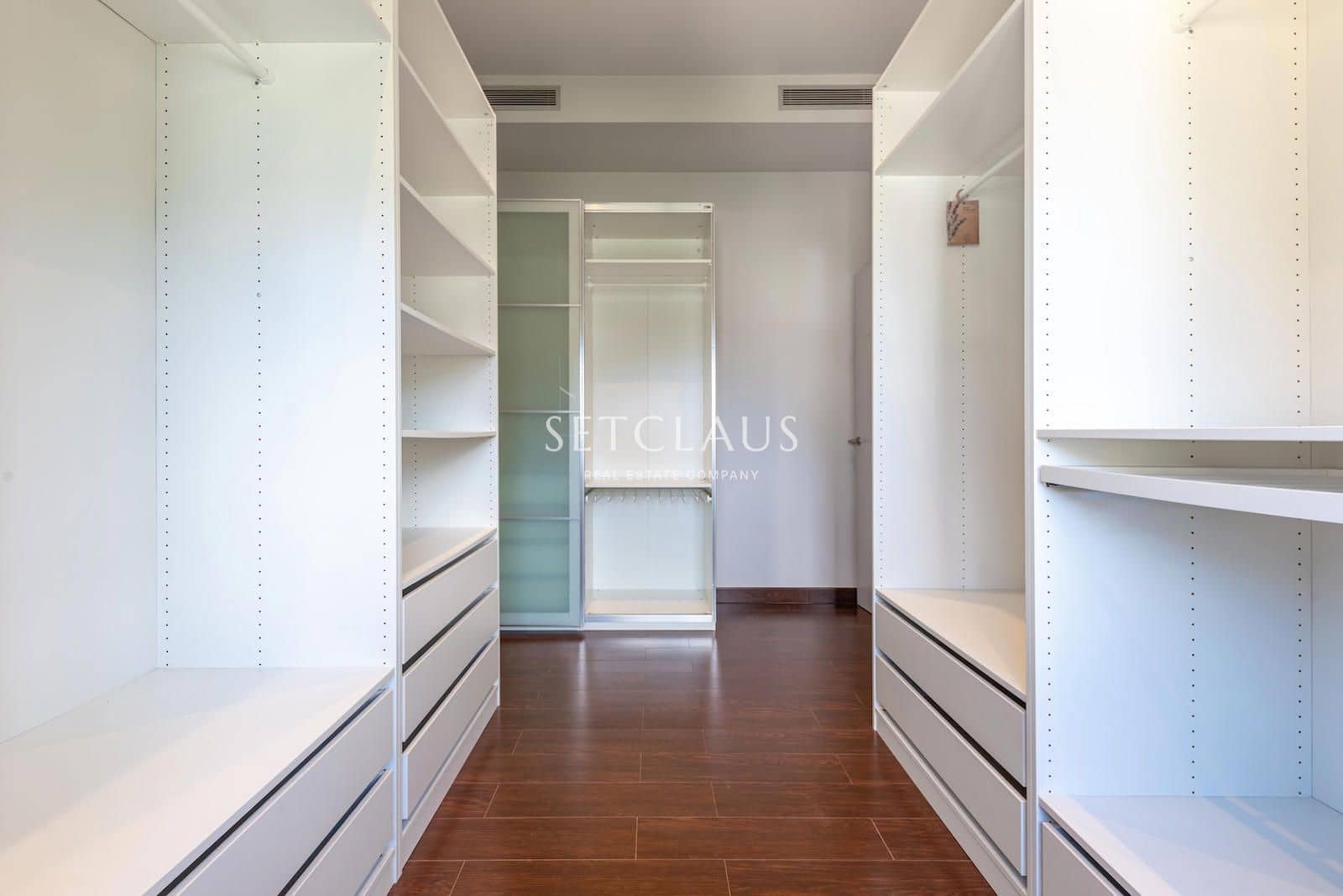 5 bedroom Villa for sale in Vallromanes with pool garage - € 1,150,000 (Ref: 9697831)