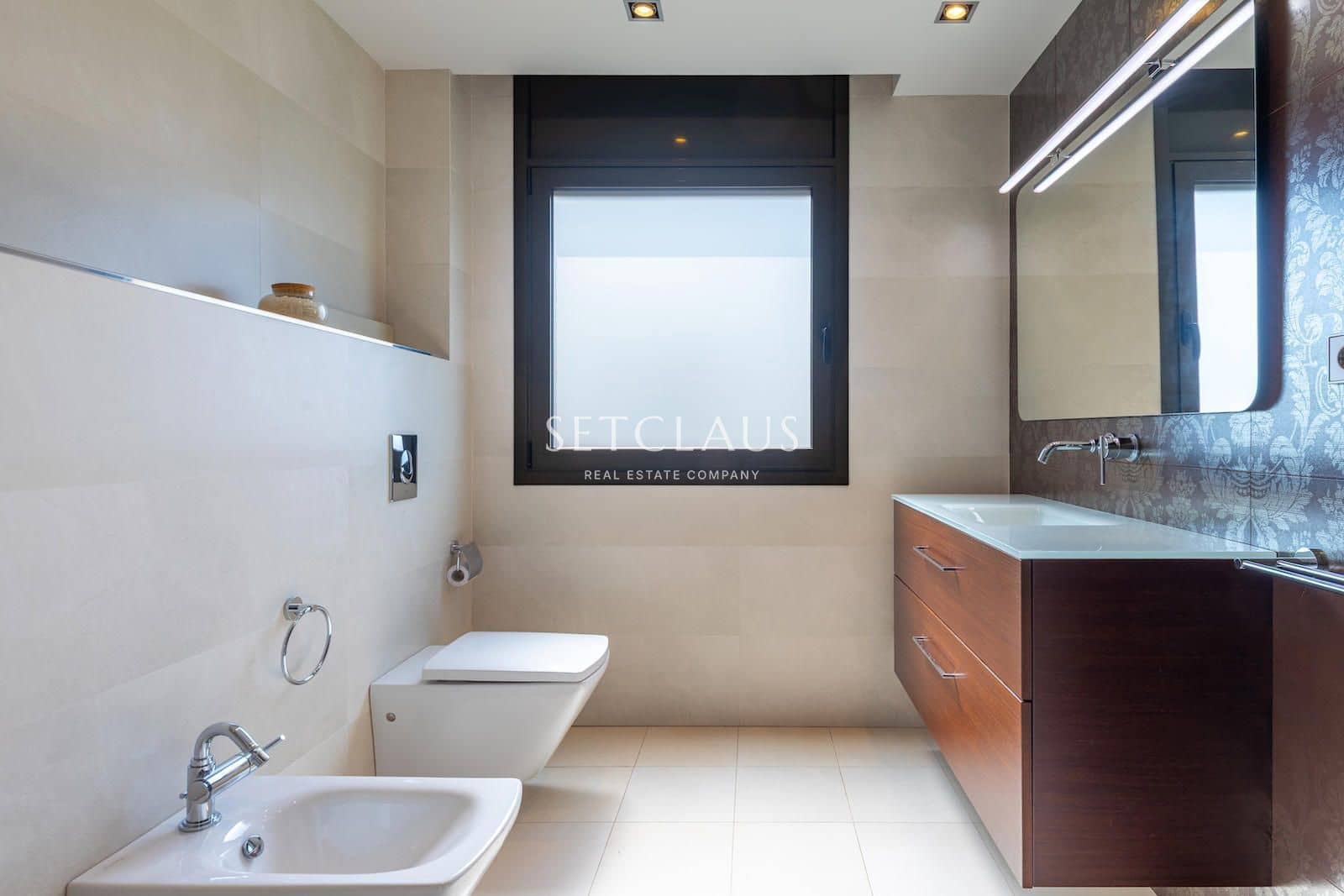 5 bedroom Villa for sale in Vallromanes with pool garage - € 1,150,000 (Ref: 9697831)