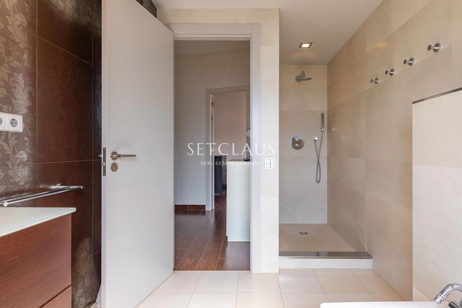 5 bedroom Villa for sale in Vallromanes with pool garage - € 1,150,000 (Ref: 9697831)