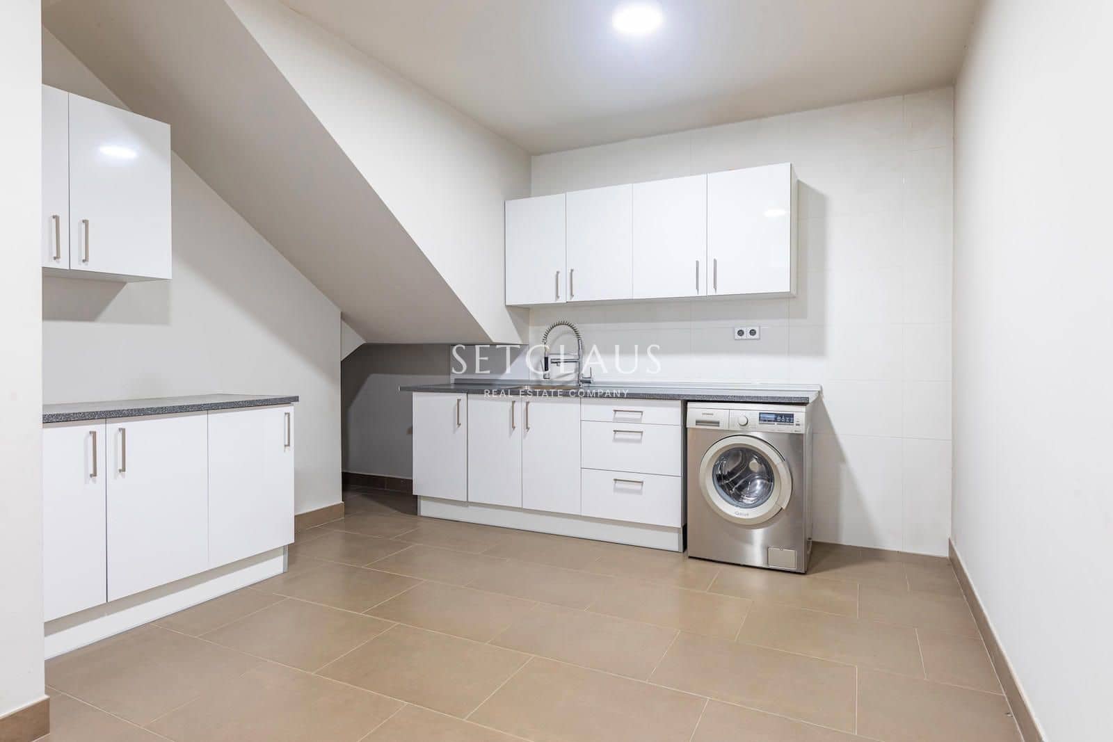 5 bedroom Villa for sale in Vallromanes with pool garage - € 1,150,000 (Ref: 9697831)