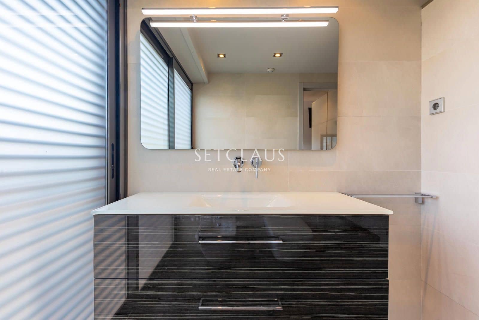 5 bedroom Villa for sale in Vallromanes with pool garage - € 1,150,000 (Ref: 9697831)