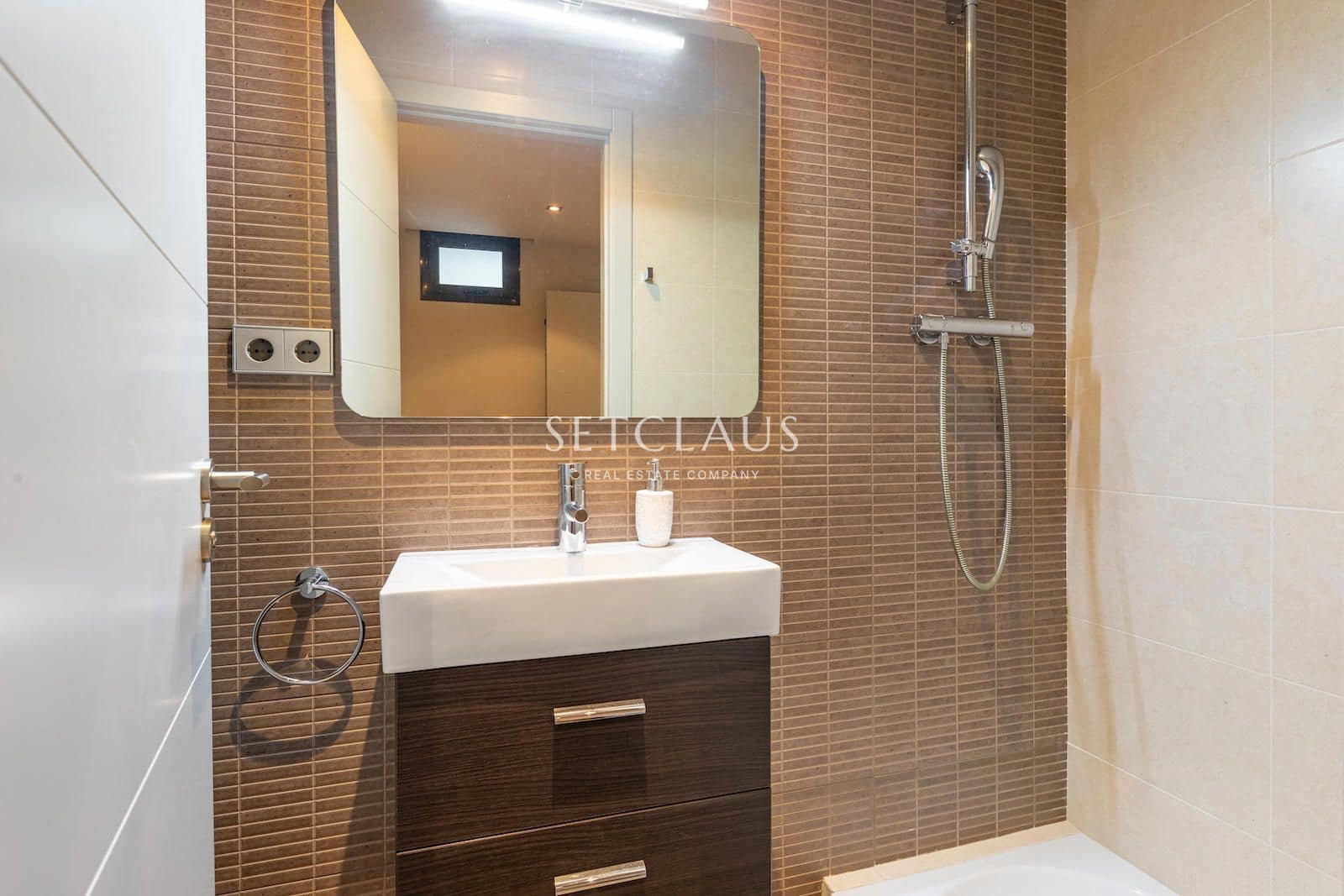 5 bedroom Villa for sale in Vallromanes with pool garage - € 1,150,000 (Ref: 9697831)