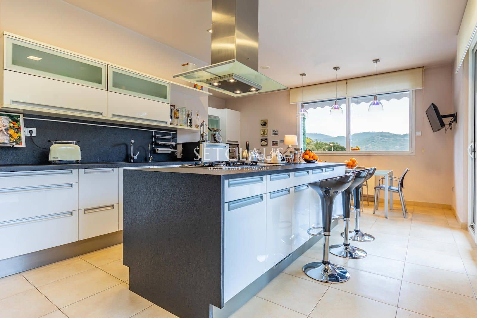 7 bedroom Villa for sale in Vallromanes with pool garage - € 1,790,000 (Ref: 9964147)
