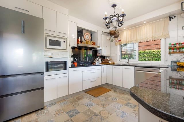 4 bedroom Villa for sale in El Masnou with pool garage - € 1,190,000 (Ref: 9981634)