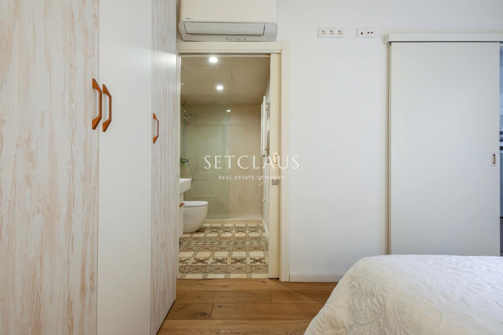 2 bedroom Flat for sale in Barcelona city with pool - € 790,000 (Ref: 9999387)