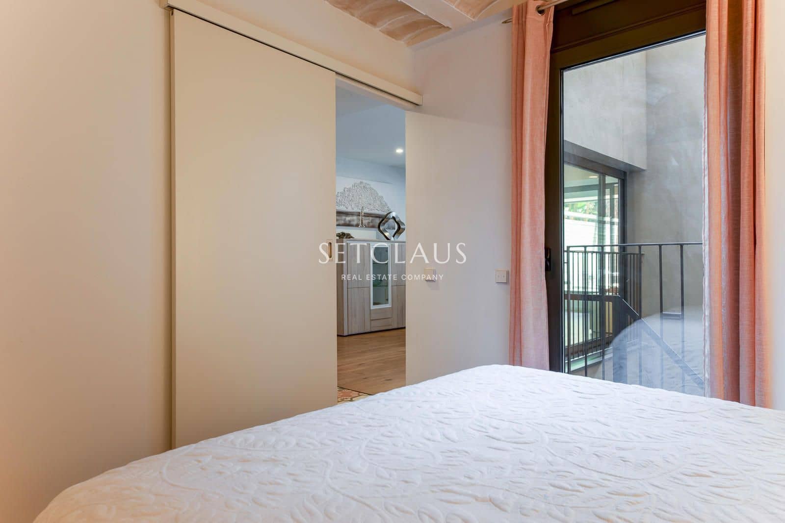 2 bedroom Flat for sale in Barcelona city with pool - € 790,000 (Ref: 9999387)