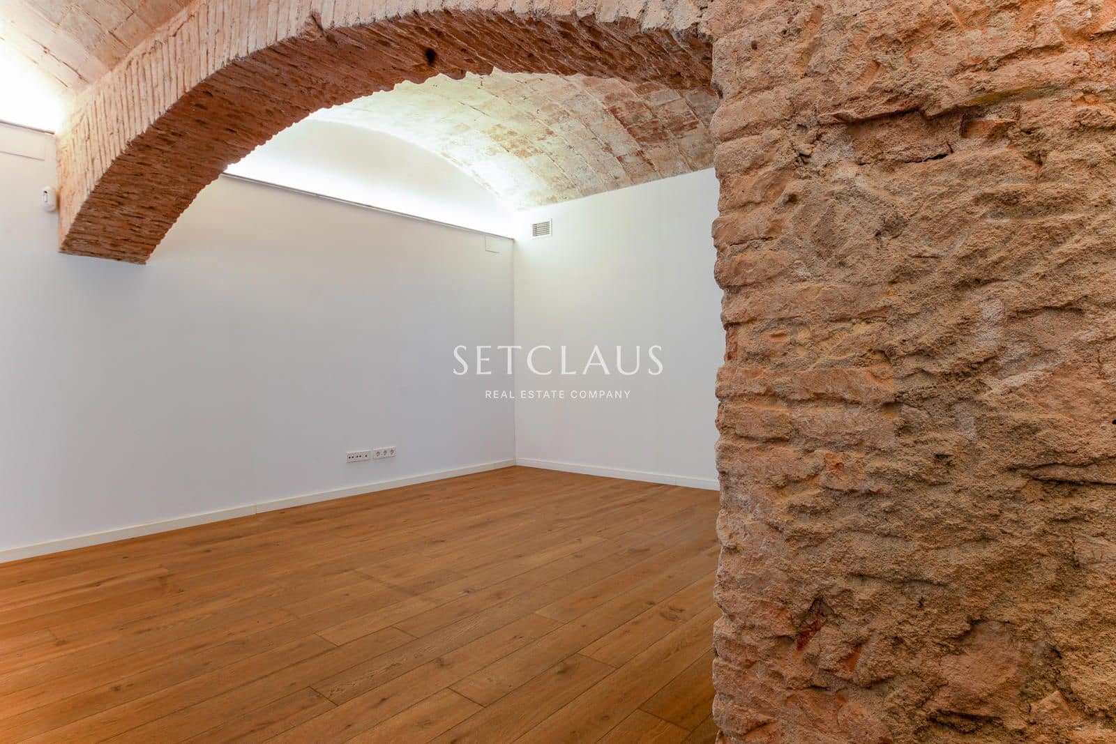 2 bedroom Flat for sale in Barcelona city with pool - € 790,000 (Ref: 9999387)