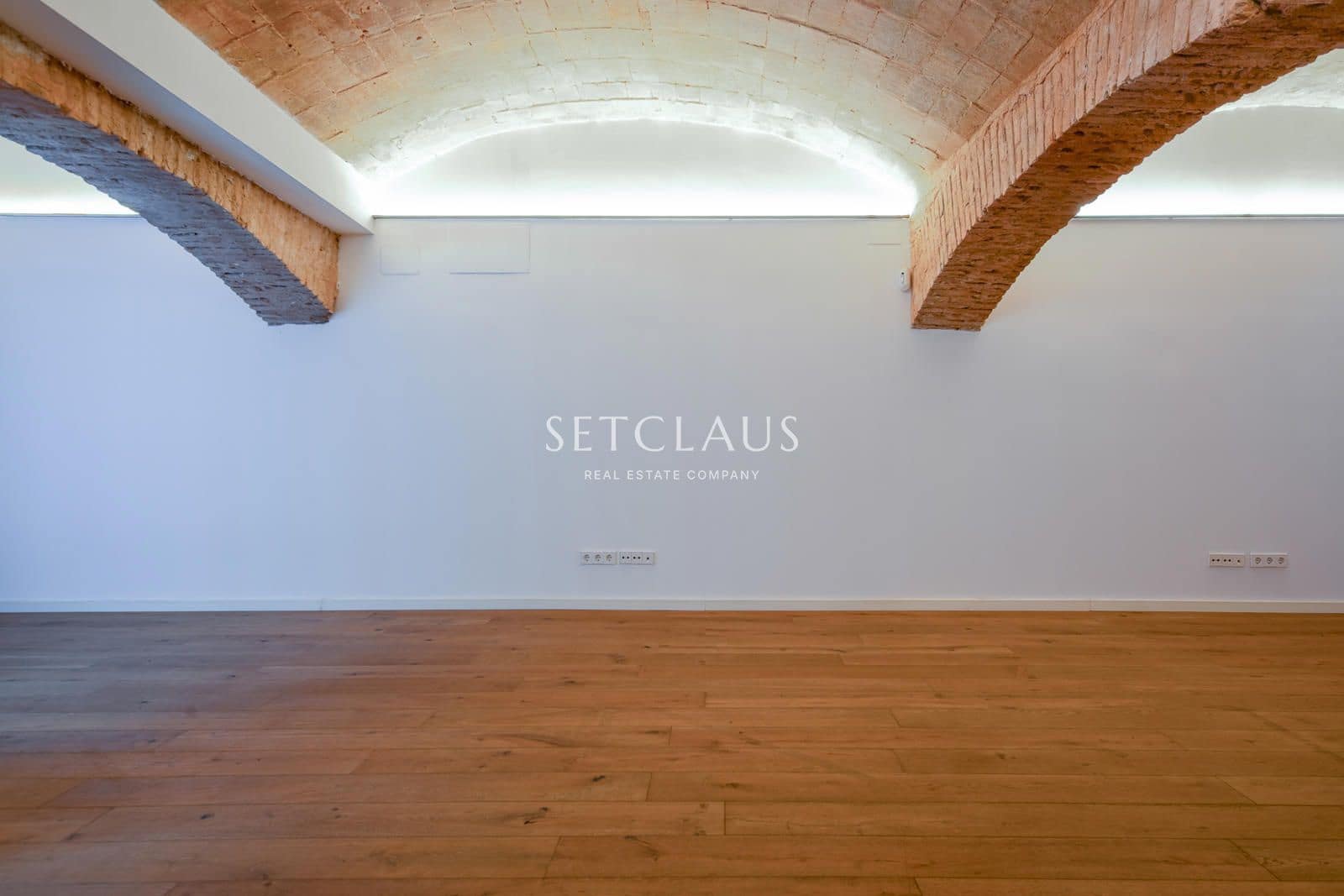2 bedroom Flat for sale in Barcelona city with pool - € 790,000 (Ref: 9999387)