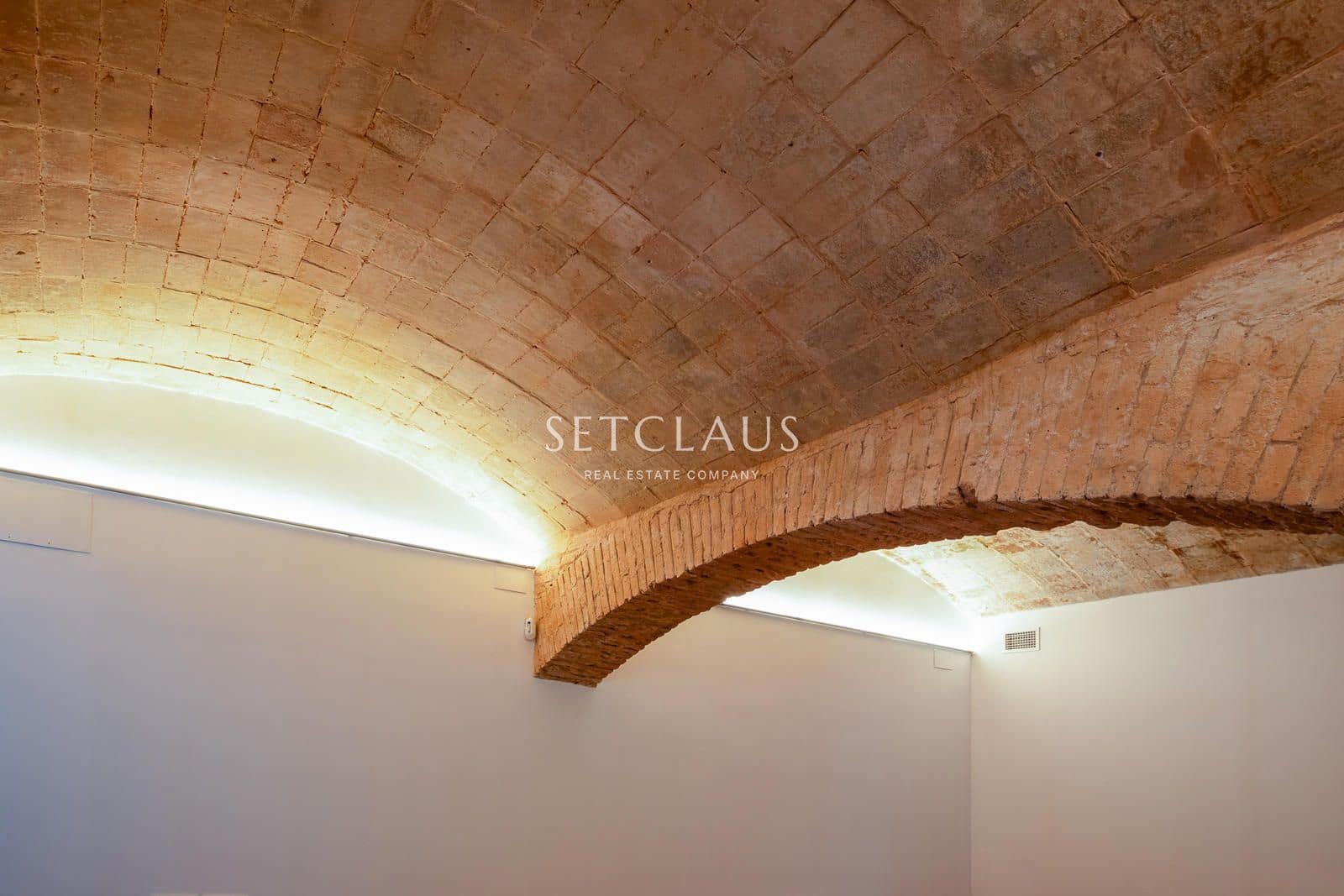 2 bedroom Flat for sale in Barcelona city with pool - € 790,000 (Ref: 9999387)