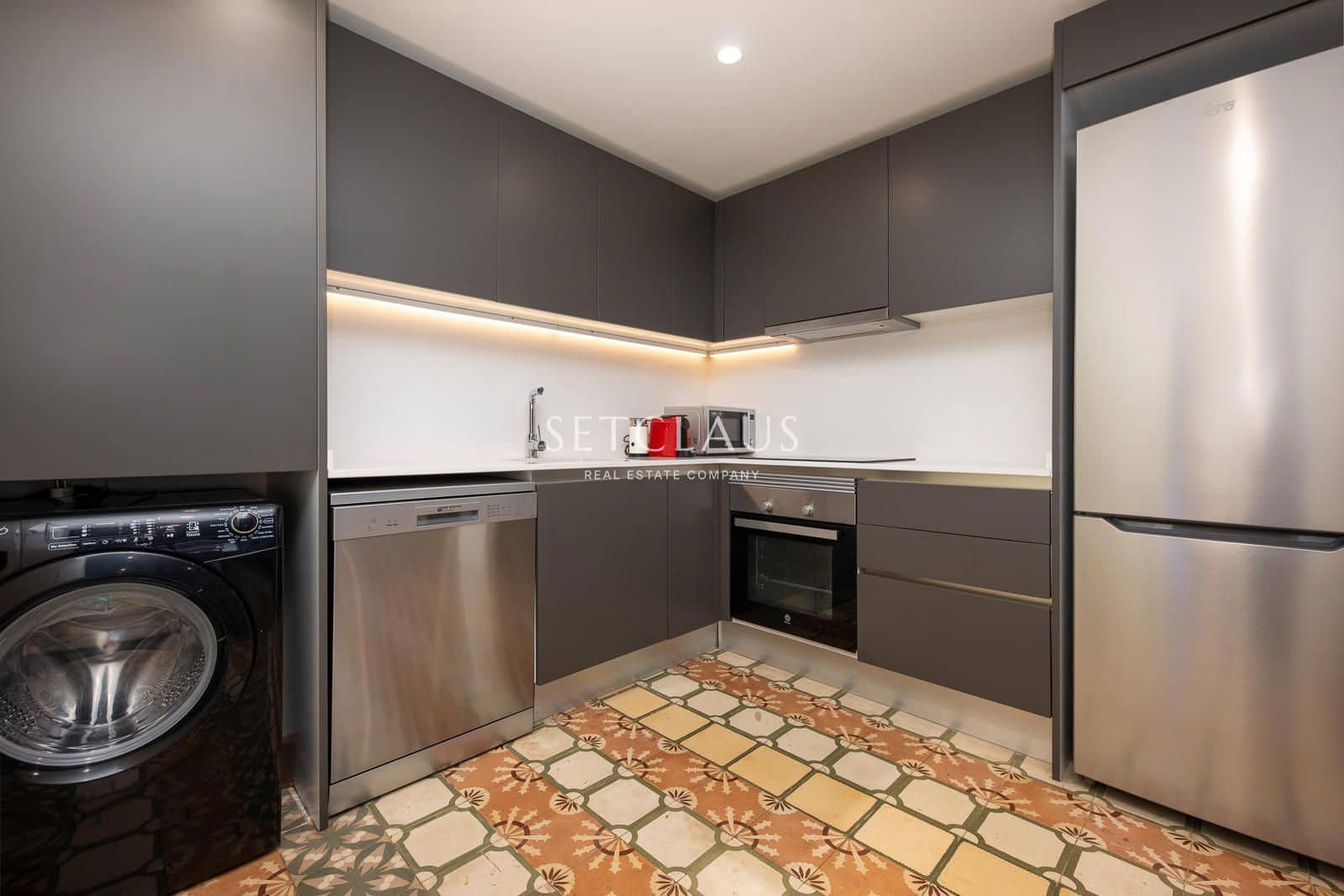 2 bedroom Flat for sale in Barcelona city with pool - € 790,000 (Ref: 9999387)