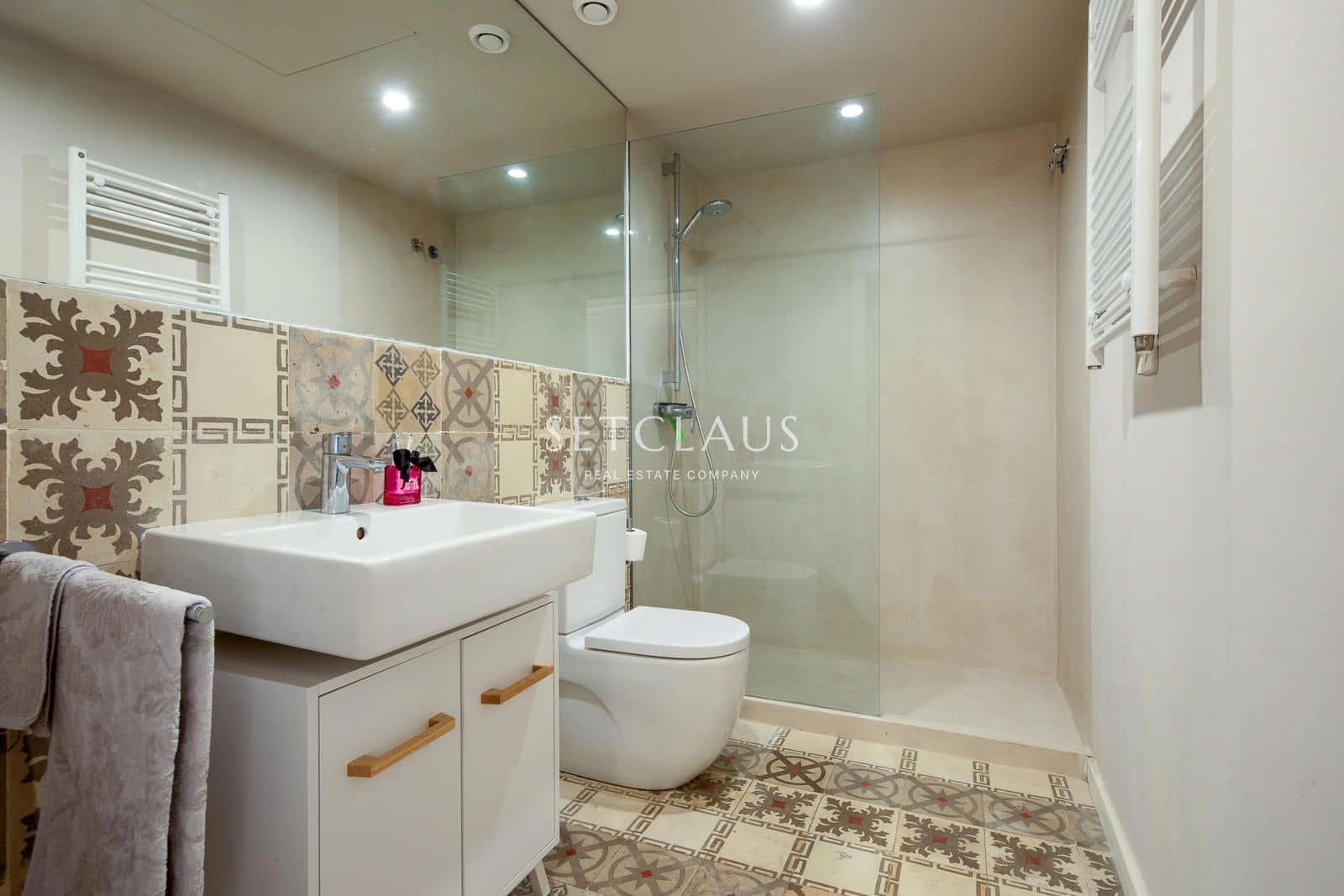 2 bedroom Flat for sale in Barcelona city with pool - € 790,000 (Ref: 9999387)