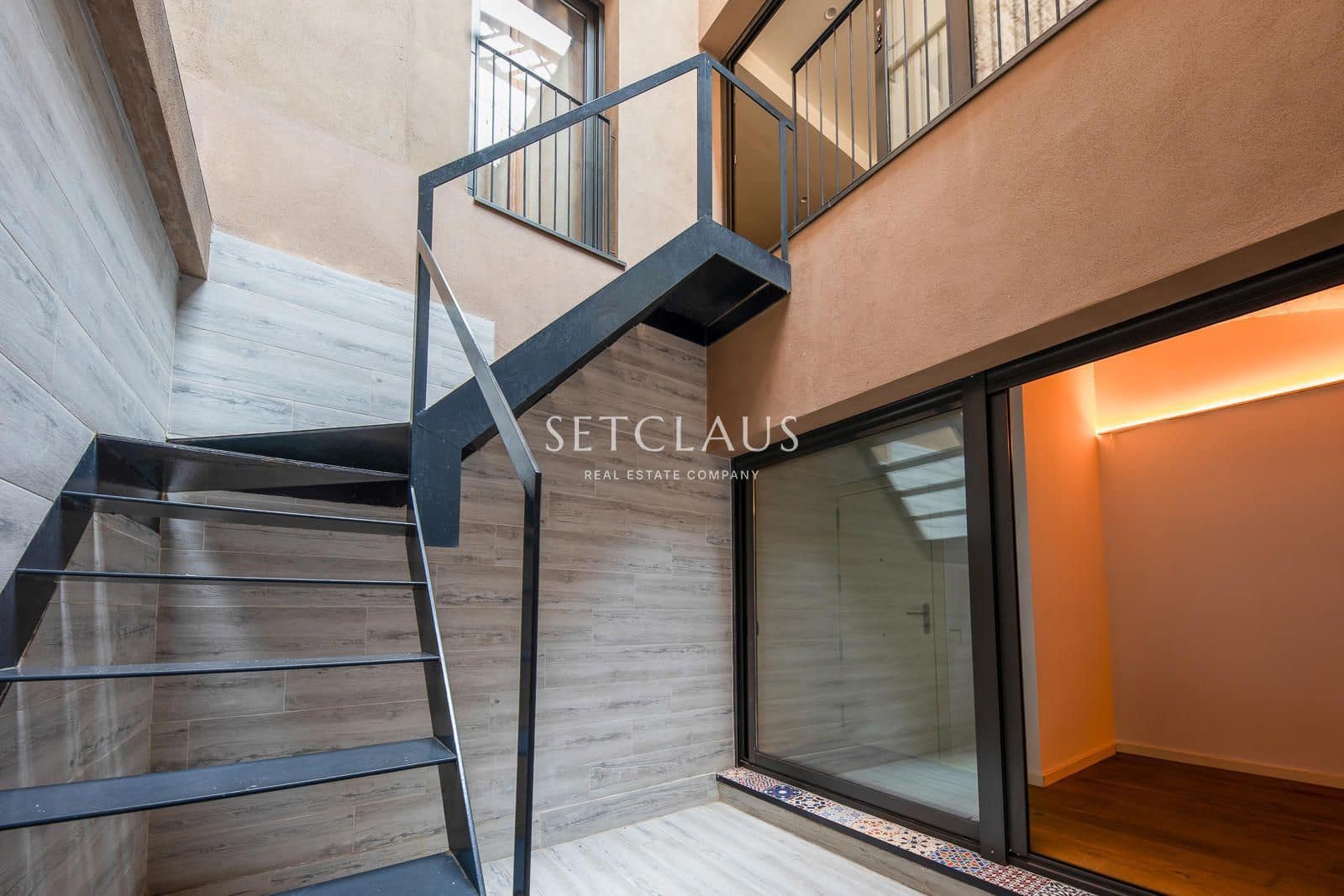 2 bedroom Flat for sale in Barcelona city with pool - € 790,000 (Ref: 9999387)