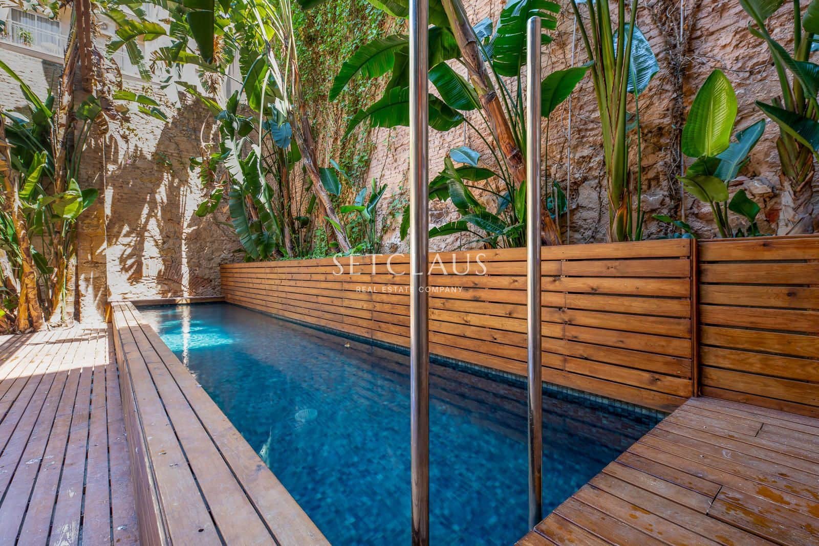 2 bedroom Flat for sale in Barcelona city with pool - € 790,000 (Ref: 9999387)