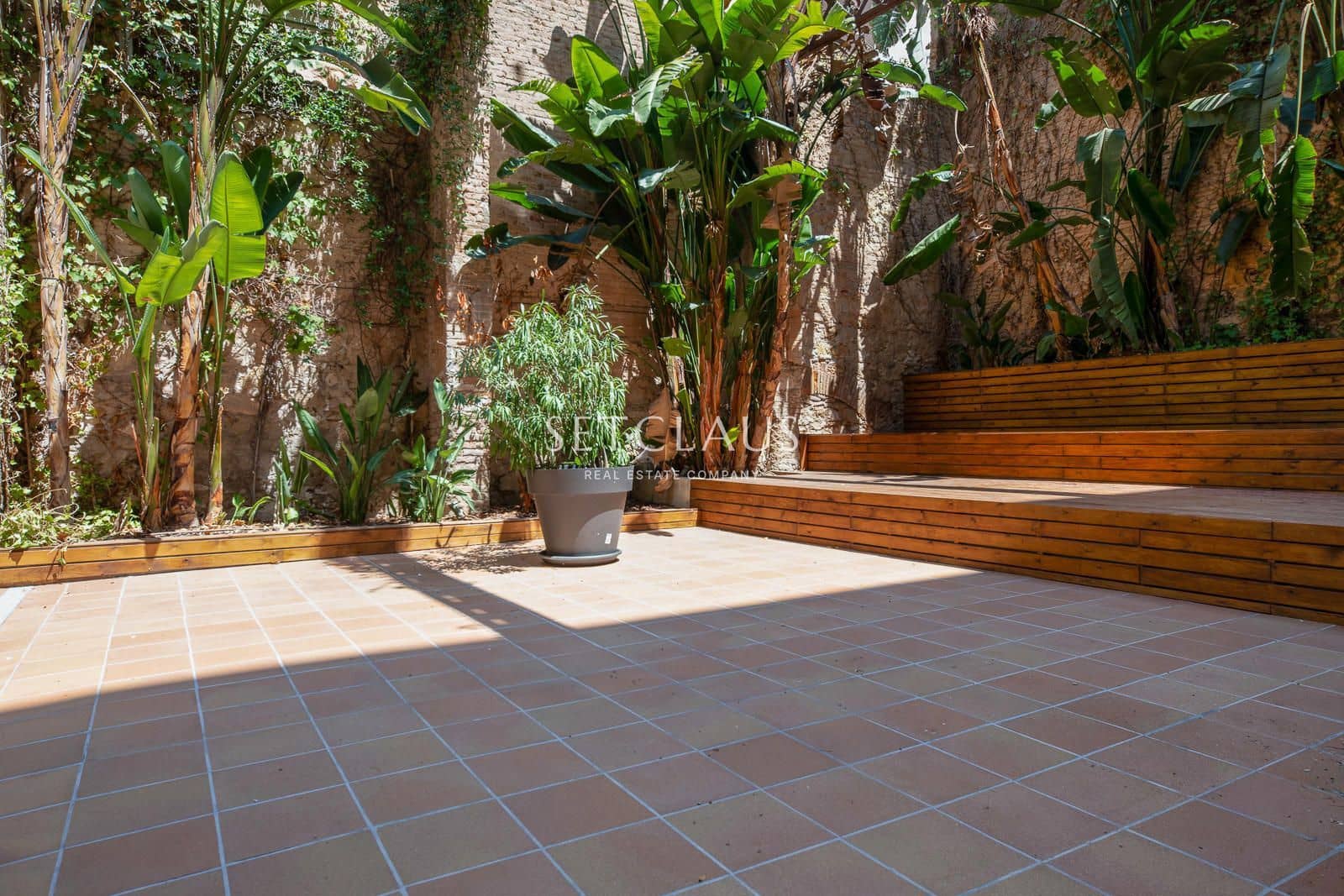 2 bedroom Flat for sale in Barcelona city with pool - € 790,000 (Ref: 9999387)