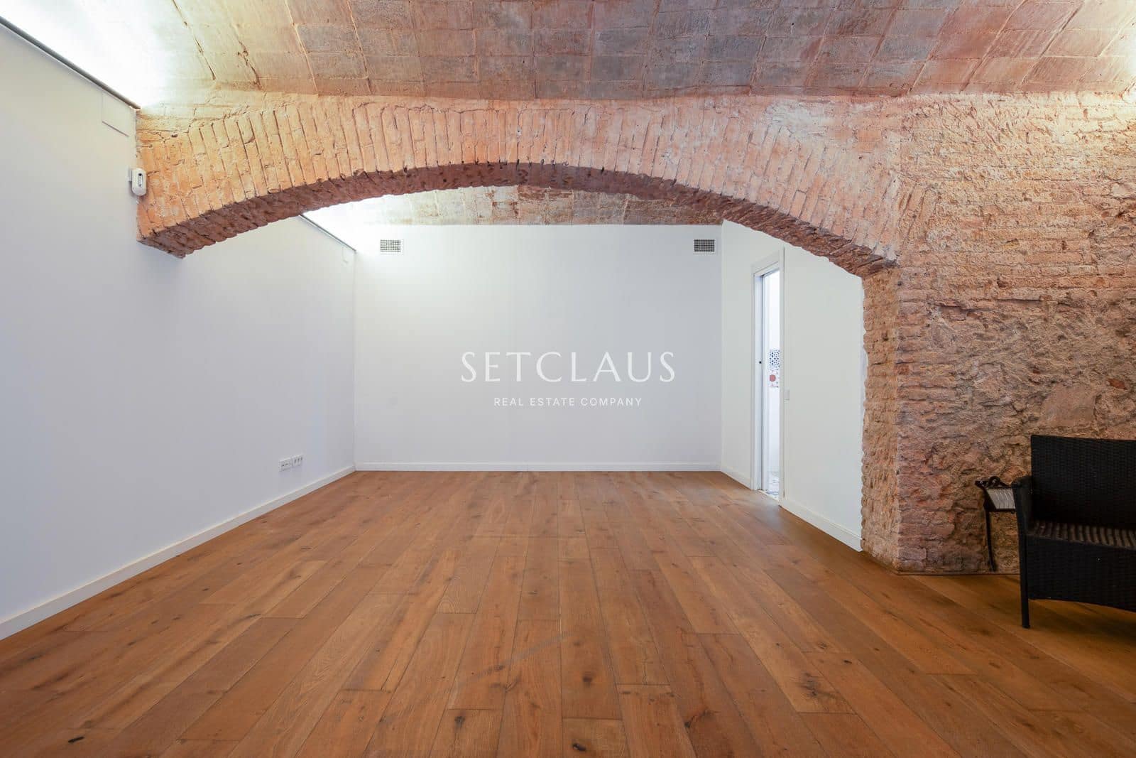 2 bedroom Flat for sale in Barcelona city with pool - € 790,000 (Ref: 9999387)