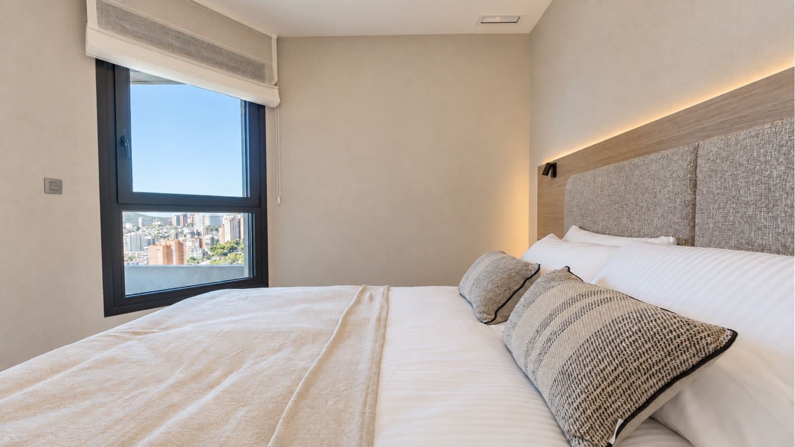 3 bedroom Apartment for sale in Benidorm with pool garage - € 898,000 (Ref: 10026069)